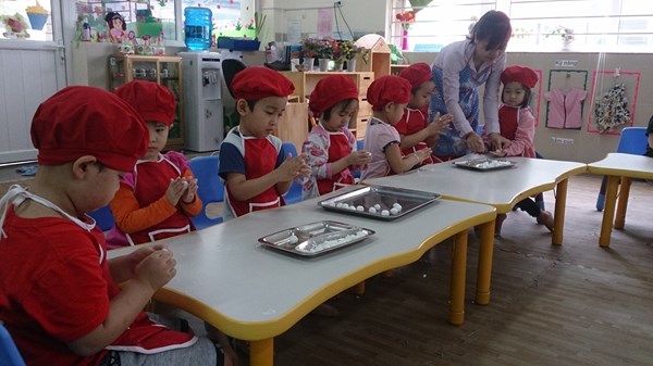 Các bé lớp C4 được cô giáo hướng dẫn cách nặn bánh trôi.